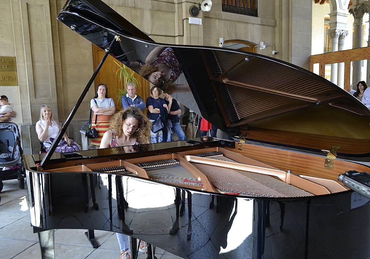 Una de las alumnas toca durante la Lonja de Diputación.