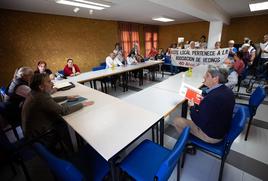 Vecinos del barrio de Cartuja protestan en la última junta de distrito Norte del mandato.