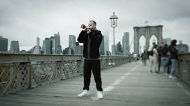 Frame del vídeo de Dani de Baza tocando en el puente de Brooklyn de Nueva York.