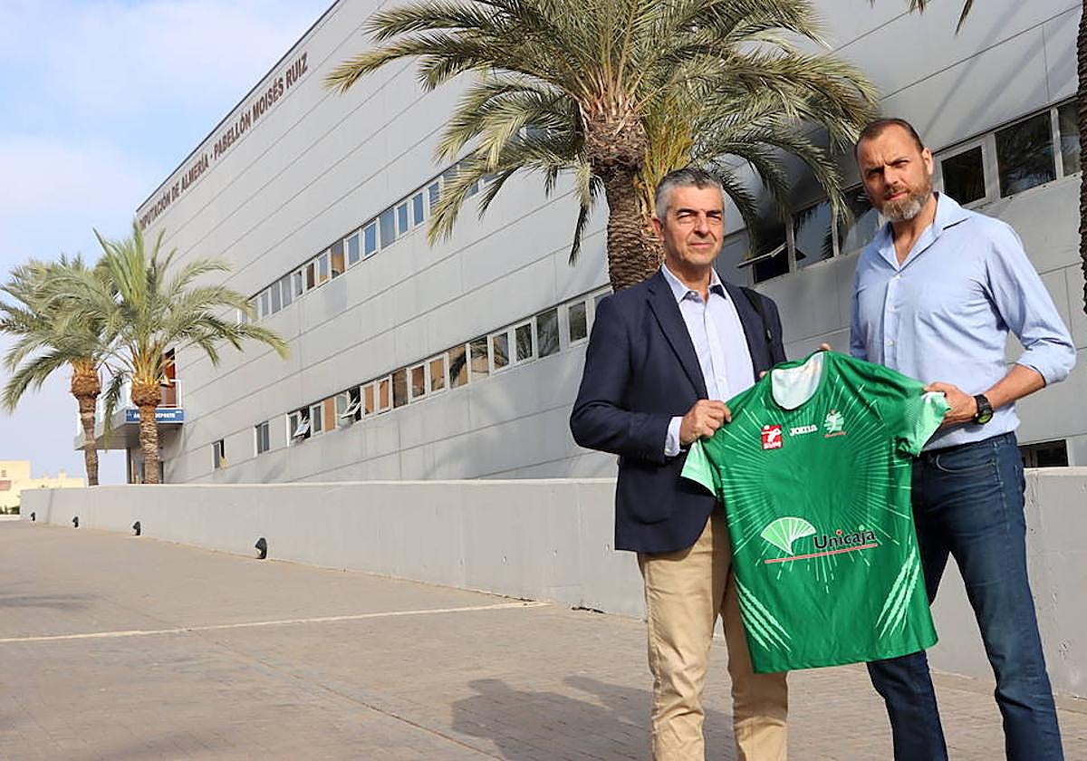 Antonio Rodíguez, presidente de Unicaja, con Charly Carreño, nuevo técnico ahorrador.