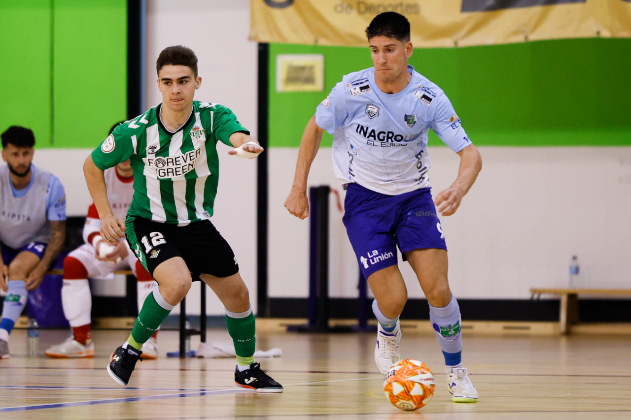 Chus, conduciendo el balón ante el Real Betis B