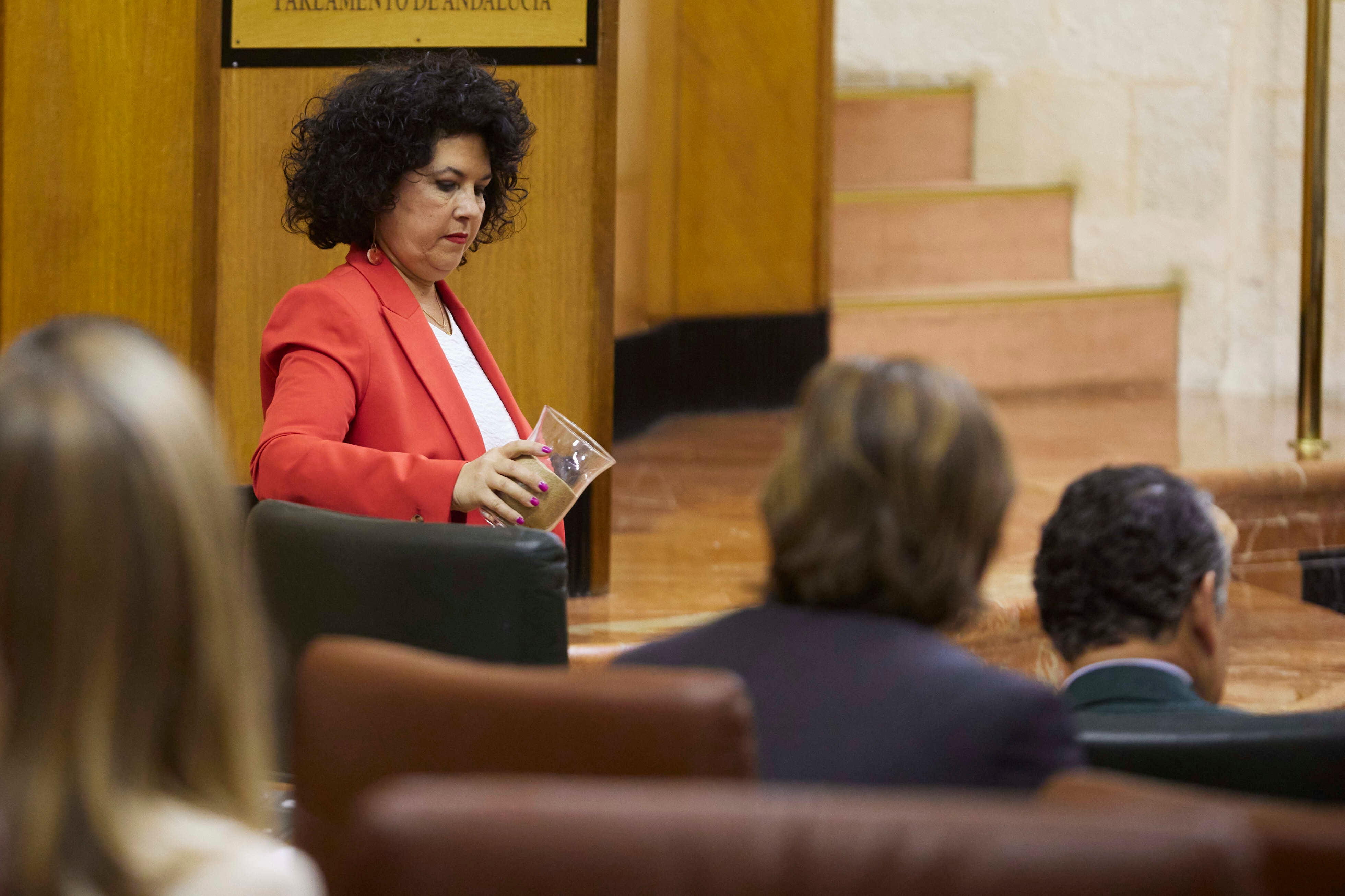 Maribel Mora arroja arena sobre el escaño del presidente.