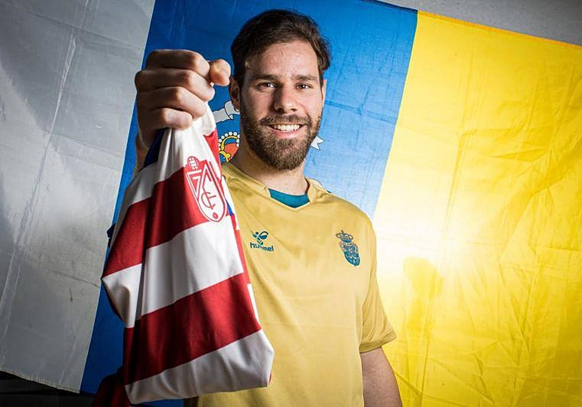 Christian Díaz, con la camiseta de Las Palmas puesta y la del Granada.