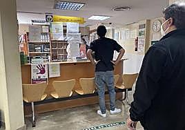 Pacientes esperan a ser atendidos por el personal administrativo de un centro de salud del SAS este miércoles.