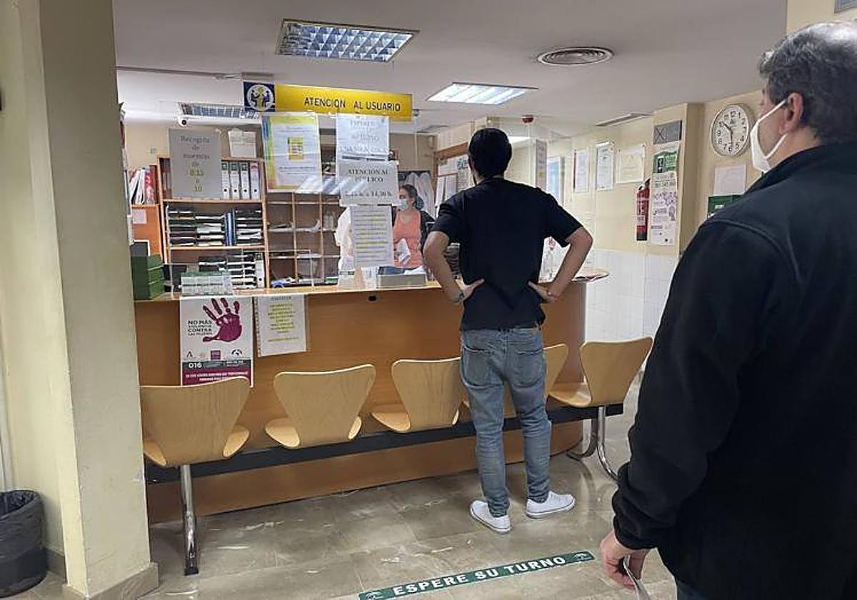 Pacientes esperan a ser atendidos por el personal administrativo de un centro de salud del SAS este miércoles.