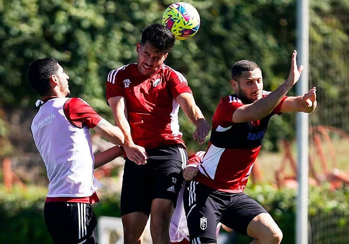 Víctor Meseguer gana un balón de cabeza en un entrenamiento del equipo.