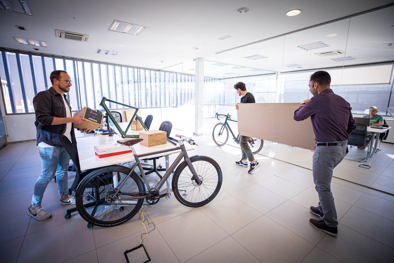 Desiknio, una de las nuevas empresas del PTS, instalándose en la tercera planta del edificio I+D.