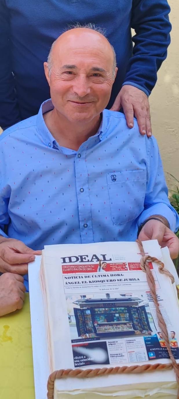 Imagen secundaria 2 - Detalles de su fiesta de jubilación.