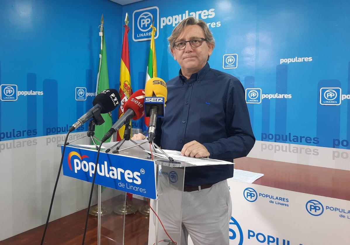 El concejal del PP Enrique Mendoza durante su rueda de prensa.