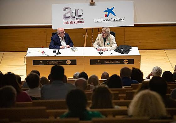 Eduardo Peralta e Ian Gibson, durante su conferencia en el Aula de Cultura de IDEAL.
