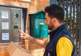 Un empleado de Correos, durante el reparto a domicilio.