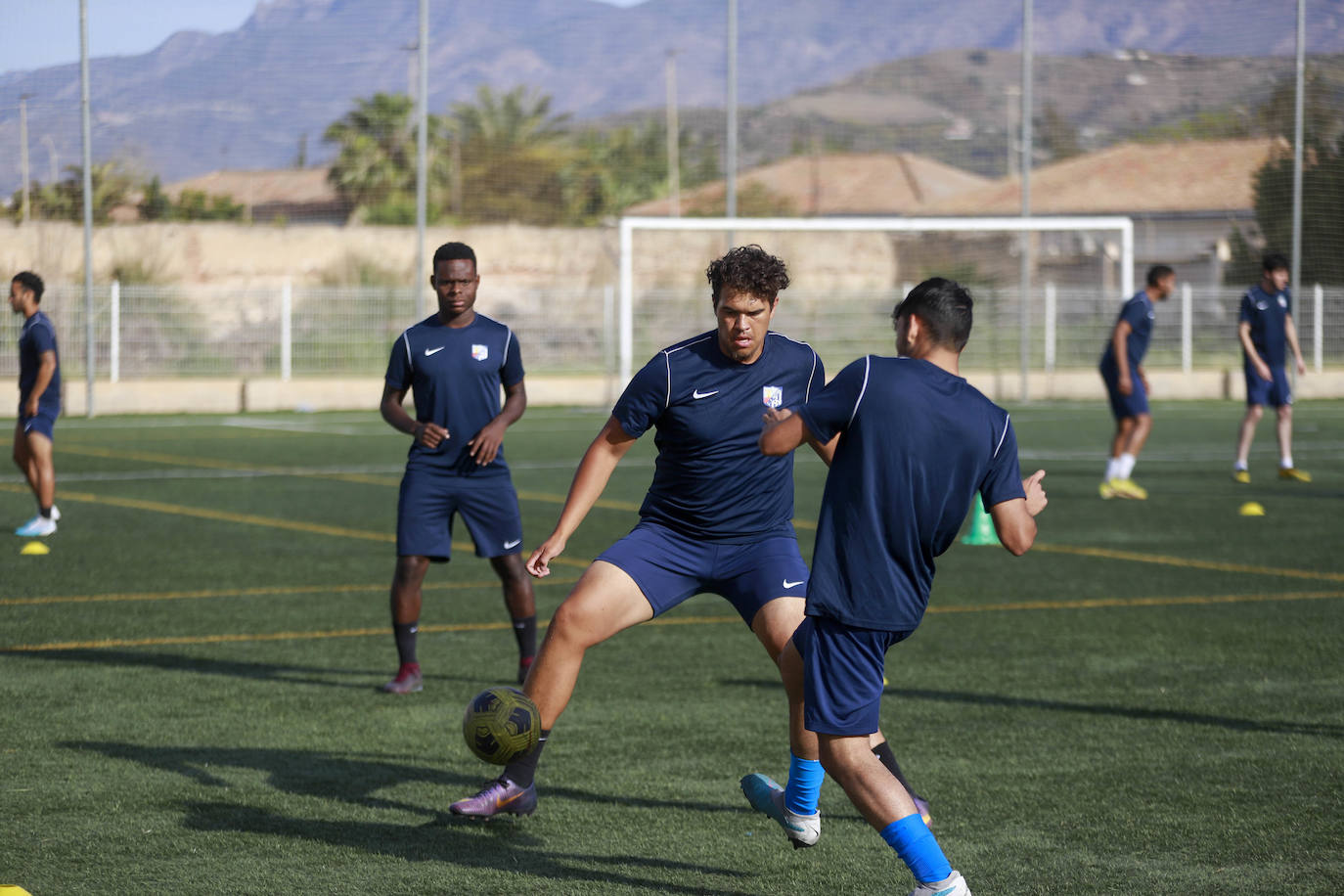Imagen secundaria 2 - Entrenamiento en la academia del Motril.