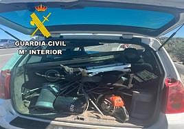 Maletero de un vehículo con parte del material hurtado.