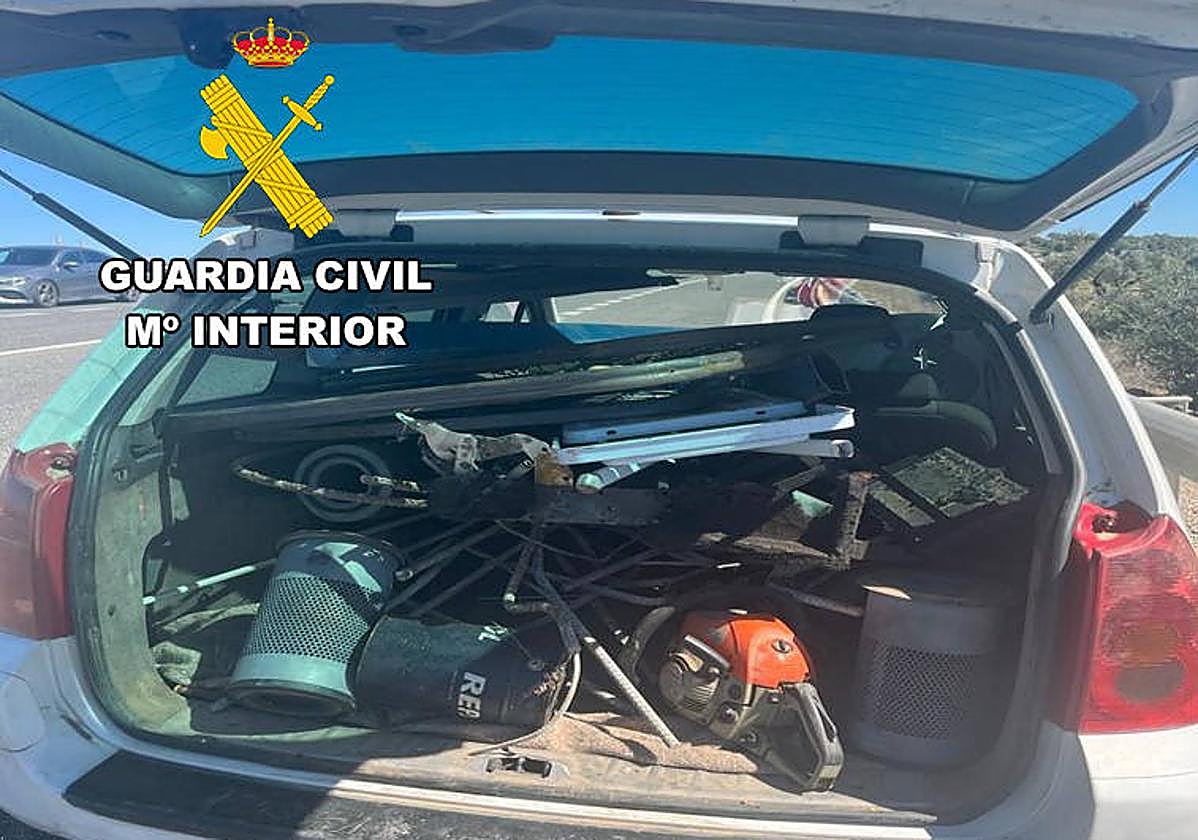 Maletero de un vehículo con parte del material hurtado.