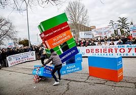 Protesta de los regantes delante de La Moncloa, el 24 de enero, cuando se aprobaron los planes de cuenca.