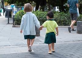 Dos niños de infantil en el primer día de cole de este curso.