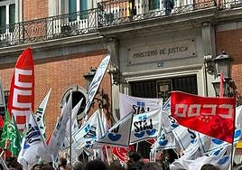 Concentración de delegados sindicales este miércoles frente al Ministerio de Justicia.