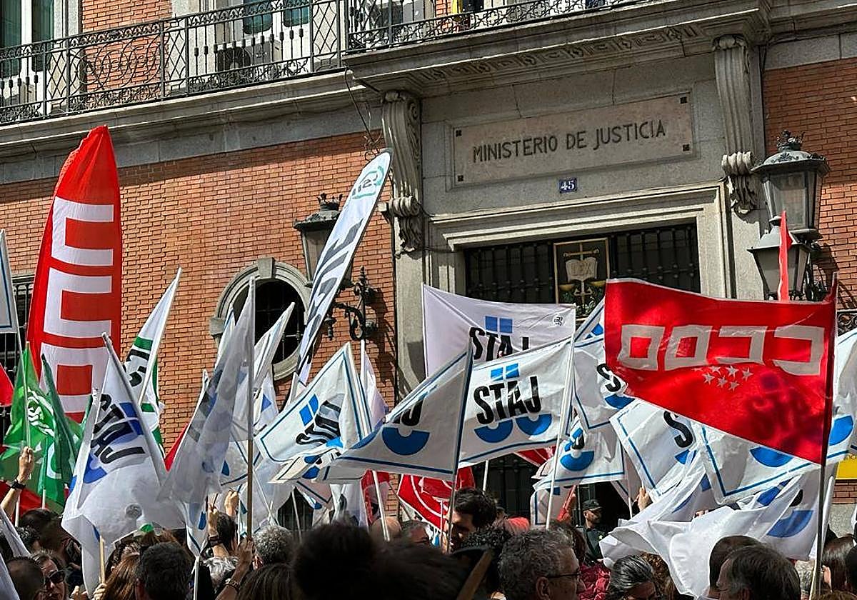 Concentración de delegados sindicales este miércoles frente al Ministerio de Justicia.