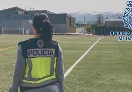 Policía NAcional en el campo de fútbol donde entrenaba el Cubillas en Albolote.