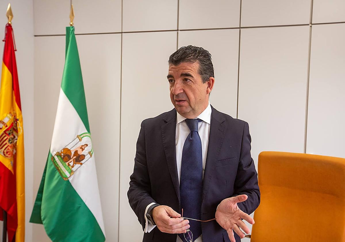 El juez decano del Partido Judicial de Granada, Alberto del Águila, en una entrevista reciente con IDEAL.