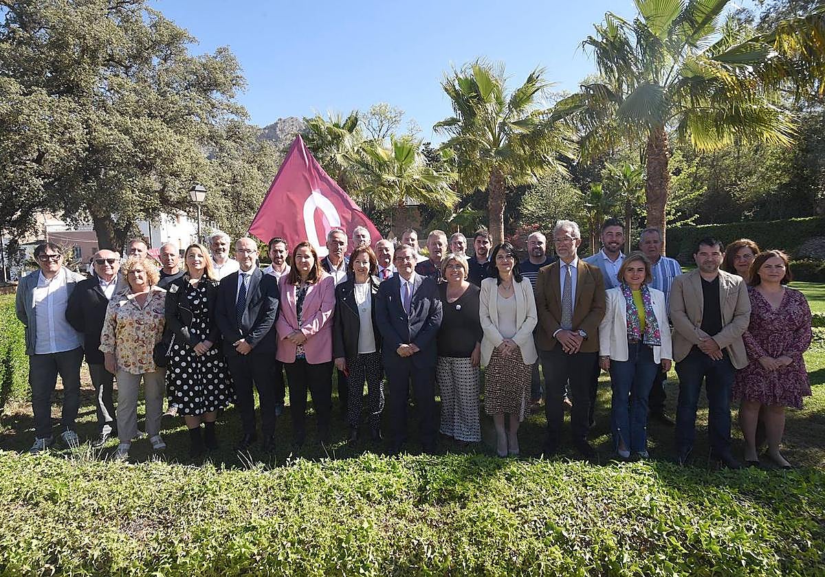 Foto de familia de los representantes de las 29 entidades que han firmado el Pacto Provincial contra la Despoblación.