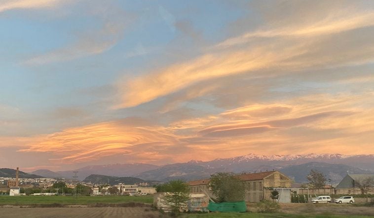 La espectacular puesta de sol con nubes lenticulares en Granada que