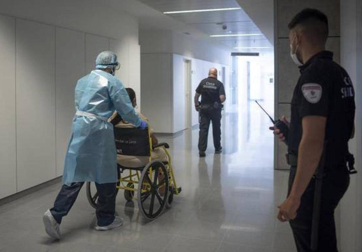 Foto de archivo de vigilantes de seguridad en un hospital.