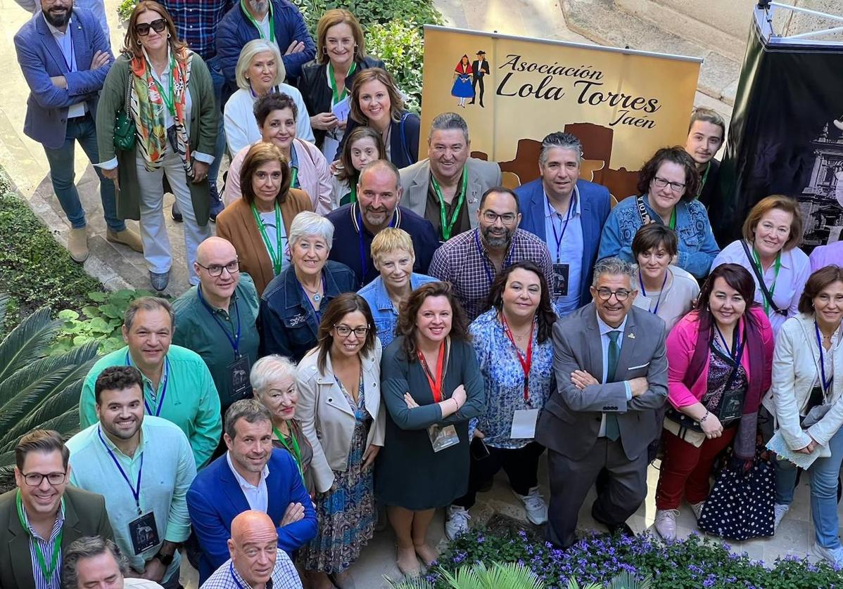 Foto de familia de participantes en la asamblea.