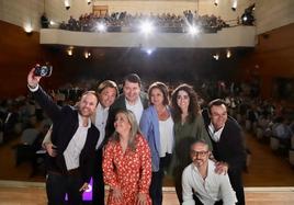 Selfi en el escenario de los populares en Ifeja con Erik Domínguez al frente.