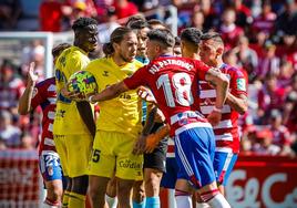 Petrovic y Álvaro Jiménez discuten tras una falta.