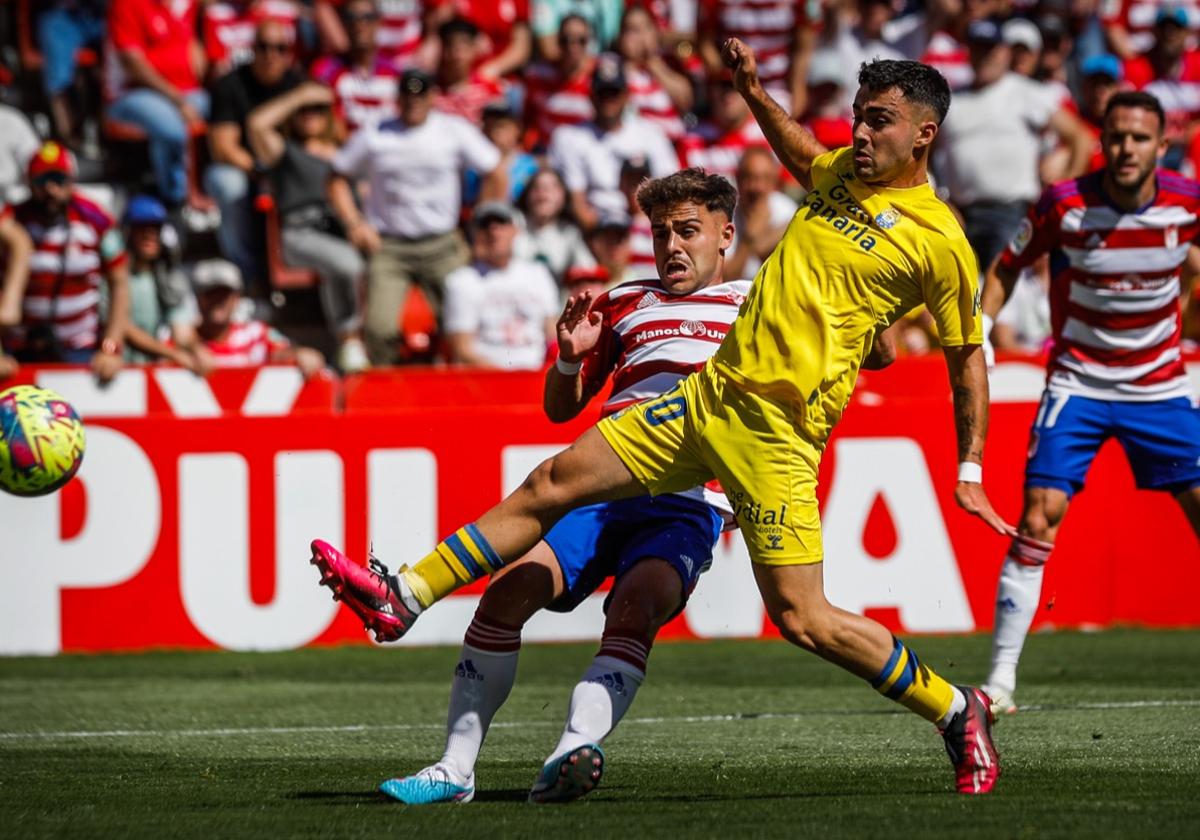 Melendo remata a gol ante una portería vacía.