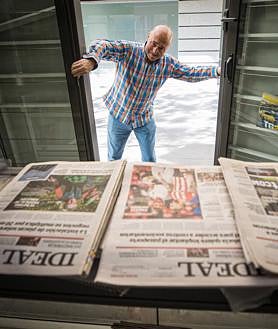 Imagen secundaria 2 - Ángel, en su querido kiosco de Camino de Ronda junto a ejemplares de IDEAL.