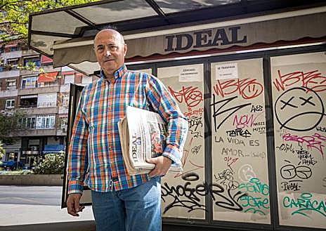 Imagen secundaria 1 - Ángel, en su querido kiosco de Camino de Ronda junto a ejemplares de IDEAL.
