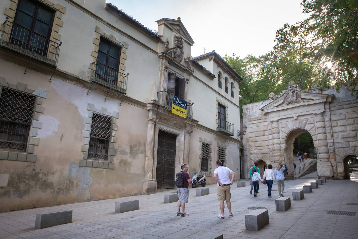 Fachada del Palacio junto a la puerta de las Granadas, un lugar de trasiego continuo por parte de los miles de turistas que visitan la Alhambra.