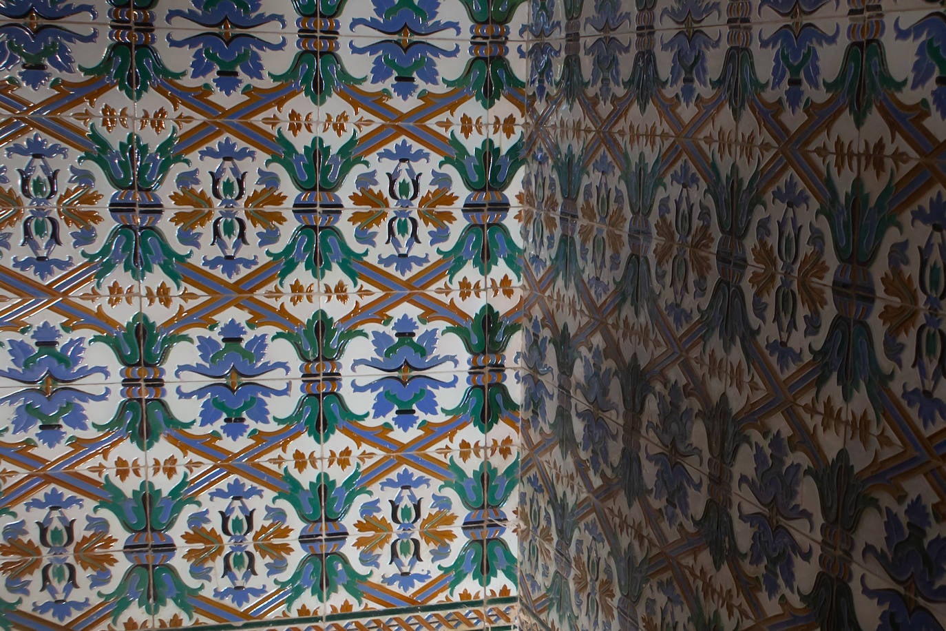 Imagen secundaria 1 - Chimenea, azulejos y artesonado del Palacio. 