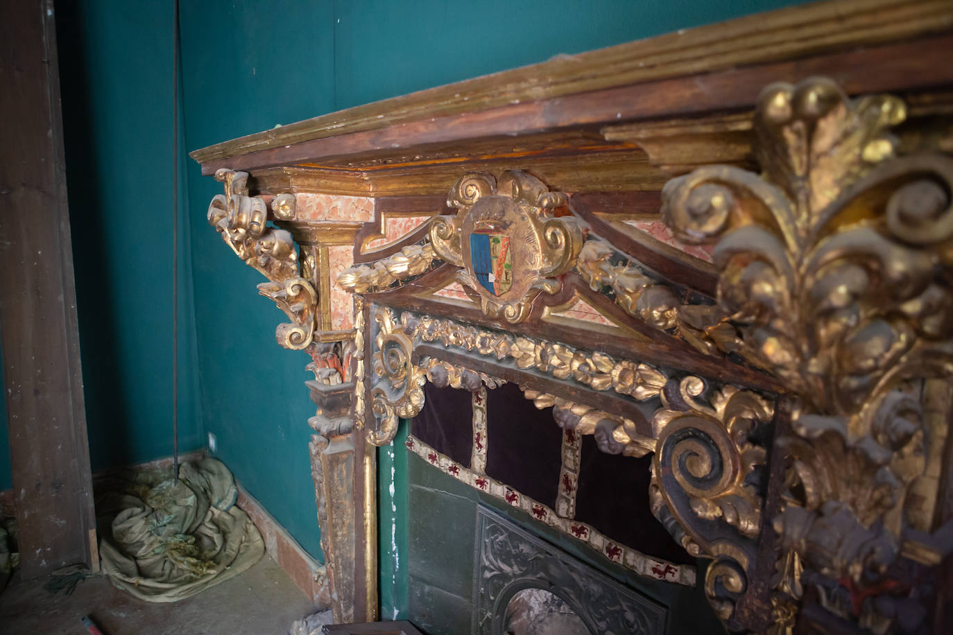 Imagen principal - Chimenea, azulejos y artesonado del Palacio. 