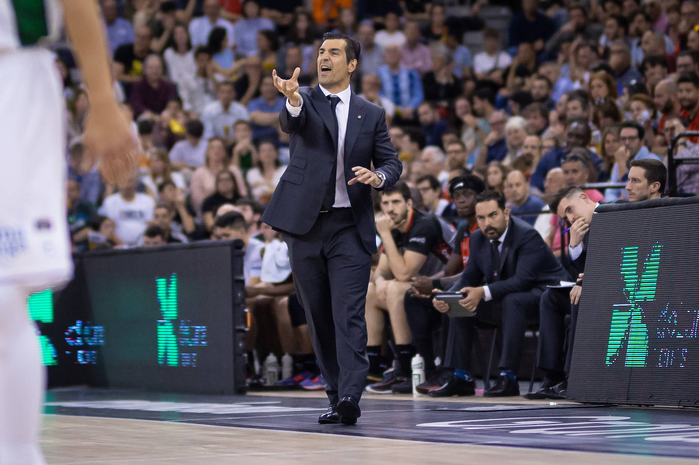 Pablo Pin expresa muy gráficamente cómo hay que agarrar al Baxi Manresa en el Congost.