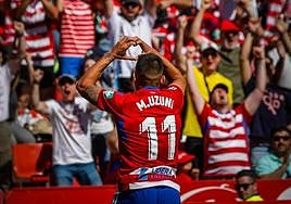 Myrto Uzuni mira a la grada de Los Cármenes tras anotar el segundo tanto del partido ante Las Palmas.