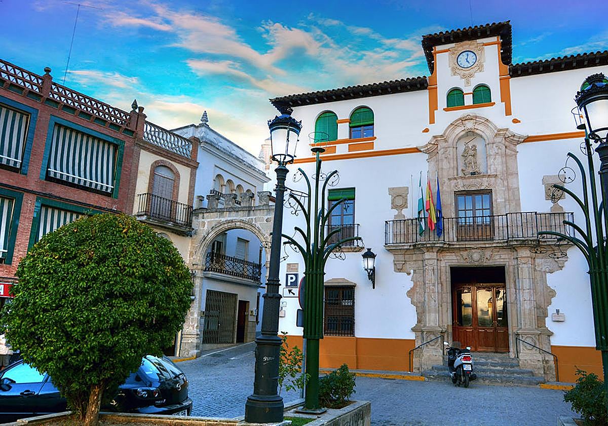 Fachada del Ayuntamiento de Alcaudete, donde se va a decretar el luto oficial por el óbito.