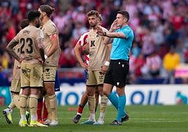 El colegiado del encuentro recibe instrucciones desde el VAR.