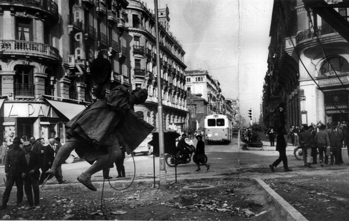 Traslado del monumento de Colón a la plaza de Isabel la Católica. Detrás los Almacenes La Paz