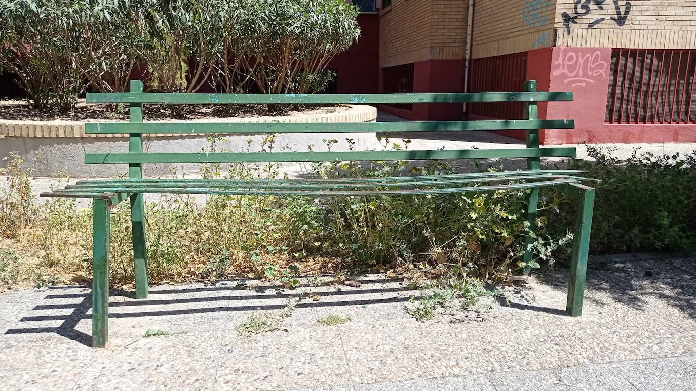 Estos bancos diseñados con listas de hierro pintado de verde duermen el sueño del olvido a lo largo de la margen derecha del río Genil. Están inservivbles, les faltan piezas y necesitan una solución urgente.