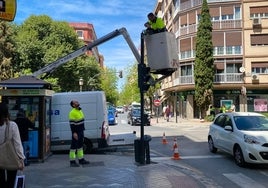 Los operarios instalan la cámara de Carril del Picón con Gran Capitán.