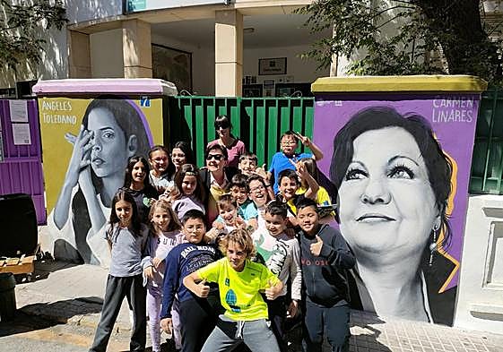 Carmen Linares y la grafitera Icat con algunos alumnos del colegio.
