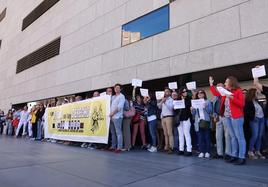 Funcionarios concentrados este lunes en la Ciudad de la Justicia de Almería.