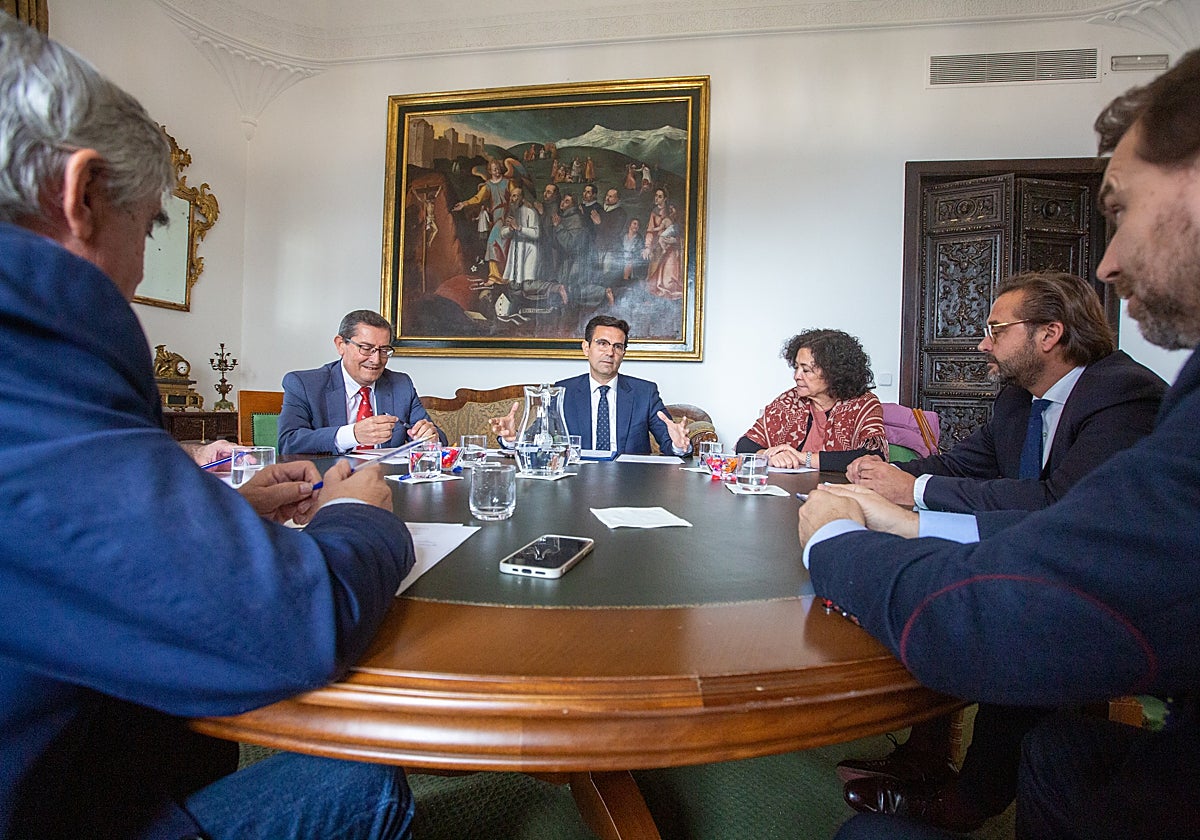 Cuenca, en el centro, durante una reunión del Pacto de los Mártires.