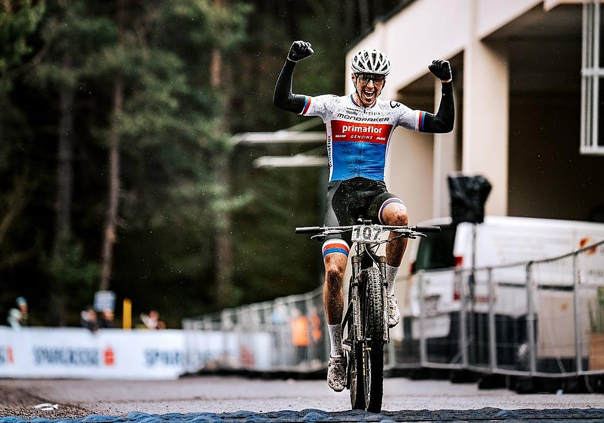 Ondrej Cink entra victorioso en meta.