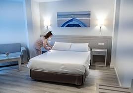 Una camarera de piso preparando habitaciones en un hotel de la Costa Tropical.