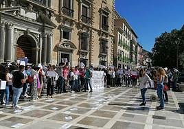 Nueva concentración en Plaza Nueva el segundo día de paro parcial convocado por CSIF, CC OO, UGT y STAJ.