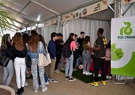 Alumnos visitan los stands habilitados por las empresas en la carpa situada en el pasillo central del Campus de la UAL.